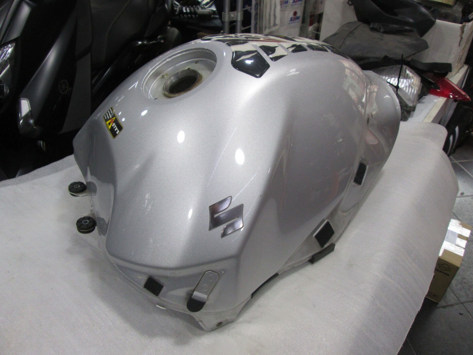Suzuki GSR 600 Benzin Deposu (Fuel tank)