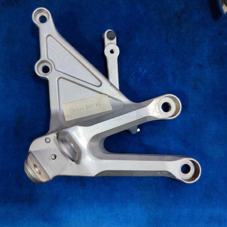 Honda CBR 1000rr Orjinal 2004-2005 Sağ Sürücü Basamak Braketi