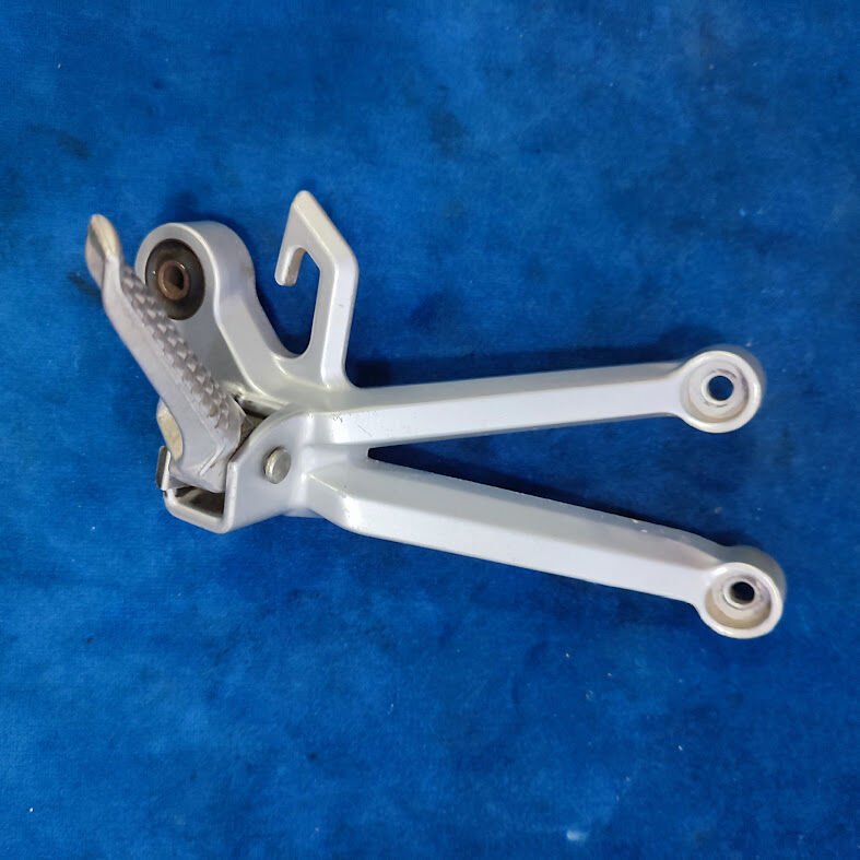 Suzuki GSXR 600 - 750 2004-2005 Orjinal Sağ Arka Basamak Braketi