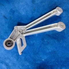 Suzuki GSXR 600 - 750 2004-2005 Orjinal Sağ Arka Basamak Braketi