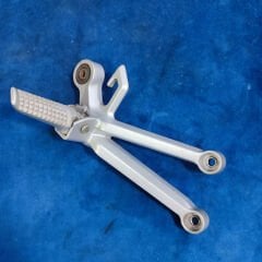 Suzuki GSXR 600 - 750 2004-2005 Orjinal Sağ Arka Basamak Braketi