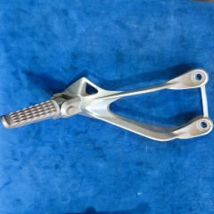 Kawasaki ZX6 Sağ Arka Basamak Bağlantı Demiri Taşıyıcı