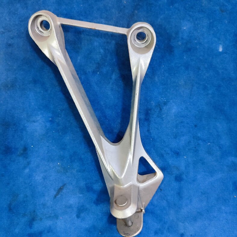 Kawasaki ZX6 Sağ Arka Basamak Bağlantı Demiri Taşıyıcı