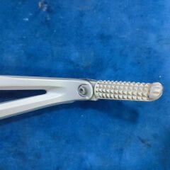 Yamaha R1 2004-2008 Orjinal Sol Arka Basamak Braketi