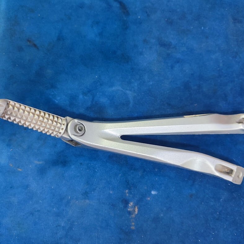 Yamaha R1 2004-2008 Orjinal Sol Arka Basamak Braketi