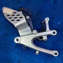 Yamaha R1 2004-2006 Orjinal Sağ Sürücü Braketi