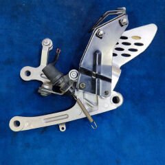 Yamaha R1 2004-2006 Orjinal Sağ Sürücü Braketi