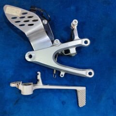 Yamaha R1 2004-2006 Orjinal Sağ Sürücü Braketi