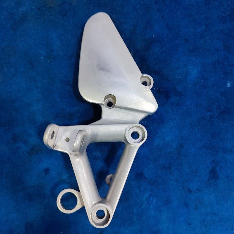 Honda CBR 1100 xx 1997-2006 Sağ Sürücü Braketi