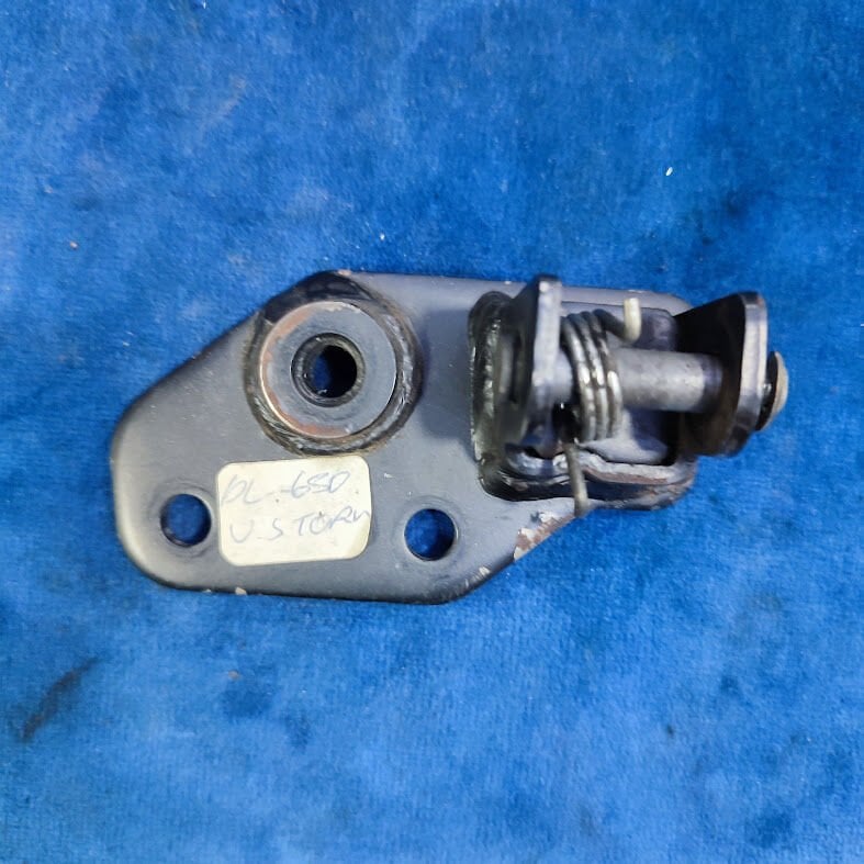 Suzuki DL 650 V-Strom Orjinal Sol Sürücü Baraketi Tasıyıcı